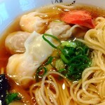 八雲 - ワンタンと麺の感じ