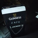 Leemie's - 道路の曲がり角にある看板