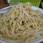 ラーメン二郎 - 野菜と豚はスープで温める