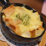 ワインバー バッカス - 熱々のパングラタン、ゴルゴンゾーラソースで（８５０円）２０２０年２月