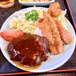 十八番 - ハンバーグ、白身フライ、ウインナーフライ、イカフライ。