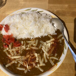 七丁目のカレー屋 - プレーンカレー　　上から
            
            唐辛子パウダーをちょっと振りかける
            
            大盛はかなりボリュームがある。