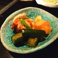 李昇 本館 - キムチ盛り合わせ（850円）をジントニックと共に・・・