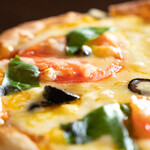 Osteria Della Casa - 一番人気ピザのマルゲリータ③。