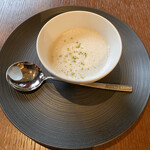 THE FUNATSUYA - 豆乳のブランが入った菊芋の温製スープ
            
            ひとり飲む酒 悲しくて
            映るグラスはブルースの色