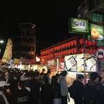 老士林蕭記碳烤肉捲 - 凄い人でごった返しています