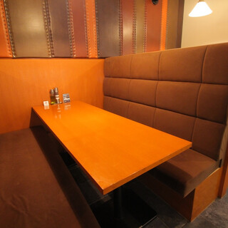 テーブル6名様×4
      ＢＯＸ席は背もたれが高く、ゆったりとしたお席です。