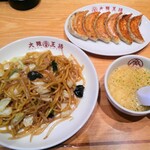 大阪王将 - もちもち太麺の炒め焼きそば、焼餃子