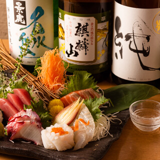 そばと合わせて食べたい、鮮魚の刺盛りや天ぷらなどの一品料理