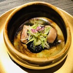 エクアトゥール - 子持ちヤリイカ　トマトとイカ墨のソース　ホワイトアスパラ　グリーンアスパラ　穂紫蘇