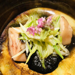 エクアトゥール - 子持ちヤリイカ　トマトとイカ墨のソース　ホワイトアスパラ　グリーンアスパラ　穂紫蘇