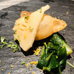 エクアトゥール - カサゴのフリット　若筍　花山椒の葉と茎　生姜の皮　木の芽