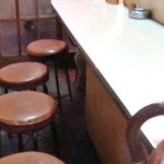 大升 - 入り口付近のカウンター