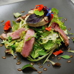 シェ オリビエ - 料理写真:仏産仔鴨の燻製のサラダ、フォアグラのせ