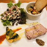 ラディーチェ - マグロのタリアータ
ほうれん草のキッシュ
パテ・ド・カンパーニュ
野菜と貝のサラダ、ふきのとう風味、エゴマソース