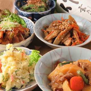 サクサクの串揚げや手作りおばんざいなど、一品料理を多数ご用意