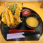 Tempura Sakusaku - ランチ日替わり上天丼 1100円
                        （おしんこ・味噌汁付）