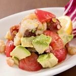 Avocado that is a treasure trove of nutrition, octopus that is full of flavor, plump shrimp, fruit tomato salad
