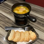 炙りにく寿司食べ放題と食べ飲み放題 個室居酒屋 灯 - タコと小玉葱のアヒージョ