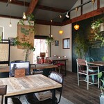 Tali cafe&meal - 【内装】
                      パッと見、ウッディでナチュラルな雰囲気。