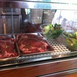 豚ステーキ　十一 - 準備中の豚肉とサラダ