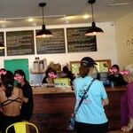 Nalu Health Bar & Café - 店内は女性が多い