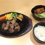 ろく丘 - リブカットステーキ150gとから揚げ2個とランチ付属のライス