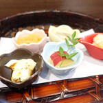 一僖 - 前菜5種
                                クラゲ、ししゃもの南蛮つけ、鶏肉のネギソース、さつまいもの金木犀シロップ、湯葉の山椒。