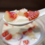 一僖 - たっぷりイチゴと杏仁豆腐入りココナッツミルク。