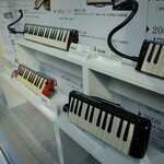 レストラン桂 - 昭和通りの向こう側、ピアニカ依然現役。エレアコもあるらしい