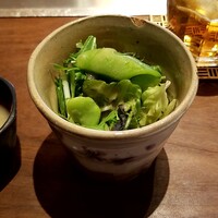 くずし鉄板 あばぐら 神田店 - 前菜　赤水菜のサラダ