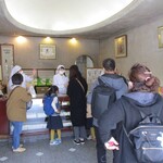 うさぎや - 店内、皆マスクを