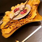 煌 焼肉 - ～前菜～
            レアローストビーフ
            黒毛和牛のタルタル