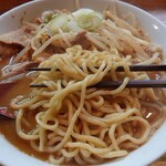 つけ麺 坊主 - 味噌ラーメン 800円　麺アップ