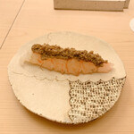 鮨 なんば - ボタン海老。
      トップにはミソ+卵+焼いた殻。