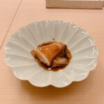 鮨 なんば - 子持ちヤリイカ煮。
      ヤリイカ3杯分の卵入り。