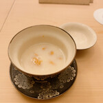 鮨 なんば - ホッキ貝とウニのクラムチャウダー風スープ。
      シャリでトロミを出し、少しの牛乳とホッキ貝の出汁のみ。(バター不使用)