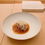 鮨 なんば - 鮪ステーキ。
      自家製ポン酢が又美味しい。
      ポン酢...オレンジジュース、グレフルジュース、千鳥酢、醤油。