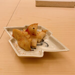 鮨 なんば - 焼きホッキ貝(長万部)。
      七味を振りかけて。