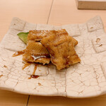 鮨 なんば - 穴子。
      干してから、40分かけて焼いているので皮目はパリパリ。