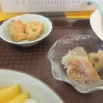 Yutaka Shokudou - 小鉢は２つ、天婦羅と煮込みの小鉢。