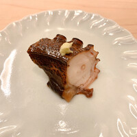 鮨 なんば 日比谷 - たこの柔らか煮(佐島)。
                    冷凍して細胞を壊し、ゆっくり解凍後揉んでから、お水と酒のみで2時間煮たもの。