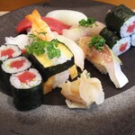 Genkai Zushi - １番安いにぎりに鉄火巻を足しただけ  そうは見えないでしょう