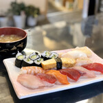 Sushi Kou - にぎりランチ（ミニサラダ、味噌汁付き）…800円＋プラスα※写真は1.5人前です。