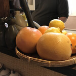 遊酒食堂 宇都宮 - カウンターに置かれた果物