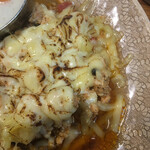 東新宿 サンラサー - 定番　南インドチキンキーマカレー　わんぱくにつき炙りチーズがたっぷり載ってます