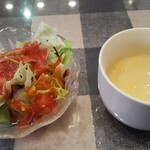 洋食 おかもと - デイリーランチのコーンスープとサラダ