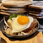 Irodori - 鉄板で焼いた目玉焼きがとても綺麗な仕上がり（自家製手こねハンバーグ）