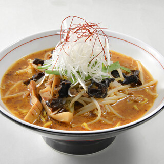 ランチ限定！“羊骨”スープ!?驚きの新体験◎【羊骨らーめん】
