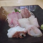 Kisshoutei Sushi Robata - 刺身盛り合わせ：上からカンパチ、タイ、ホウボウ、イカ、ヒラメ、タコ、マツカレイ 1,260円